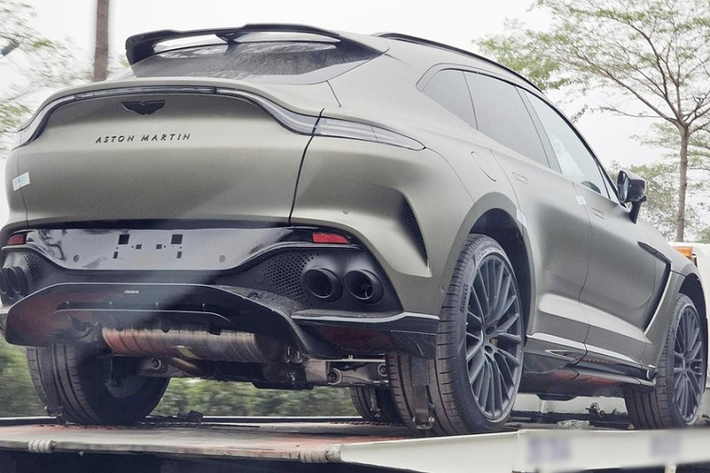 Đến nay, trên mạng xã hội đã xuất hiện hình ảnh rõ nét hơn về SUV Aston Martin DBX 707 thứ 3 về nước. Cụ thể, những bức ảnh được chụp khi chiếc Aston Martin DBX 707 đang được vận chuyển trên đường phố Hà Nội bằng xe cứu hộ.