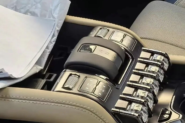 Học theo phong cách của một số mẫu SUV khác như Jeep hay Suzuki Jimny, BYD Fang Cheng Bao SF có tay nắm cửa trên mặt táp-lô, nằm ngay bên dưới màn hình giải trí dành cho hành khách phía trước. Thêm vào đó là bệ tì tay cỡ lớn ở giữa 2 ghế trước và hàng ghế sau rộng rãi.