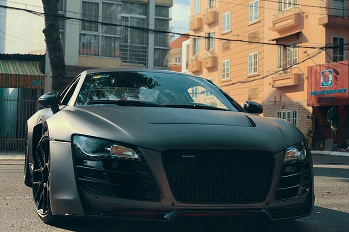 Mức giá xe Audi R8 phiên bản V8 đời cũ đã qua sử dụng hiện được chào bán khoảng hơn 3 tỷ đồng tại Việt Nam - mức giá này chưa bao gồm gói độ body-kit Prior Design.