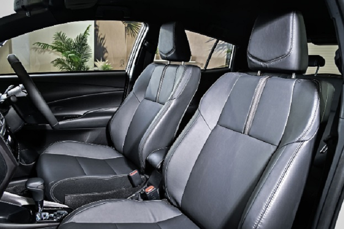 Hệ thống trang bị an toàn trên Yaris 2023 bao gồm ABS, phân bổ lực phanh điện tử EBD, trợ lực phanh BA, cân bằng điện tử, kiểm soát lực kéo, khóa cửa tự động, 7 túi khí, móc ghế trẻ em, phanh đĩa trước và phanh tang trống sau tiêu chuẩn.