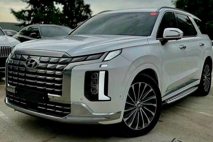 Hyundai sẽ chính thức ra mắt 2 mẫu MPV Custin và SUV cỡ lớn Palisade cho thị trường Việt Nam vào ngày 15/9. Sự xuất hiện của 2 dòng xe này hứa hẹn sẽ đem đến sức sống mới cho thị trường ôtô Việt trong thời điểm cuối năm 2023. Hãng xe Hàn chưa công bố giá bán của Custin và Palisade. Nhưng theo nhiều sale và đại lý, Custin sẽ có giá bán khoảng 900 triệu đồng trong khi giá xe Hyundai Palisade là 1,9 tỷ đồng.