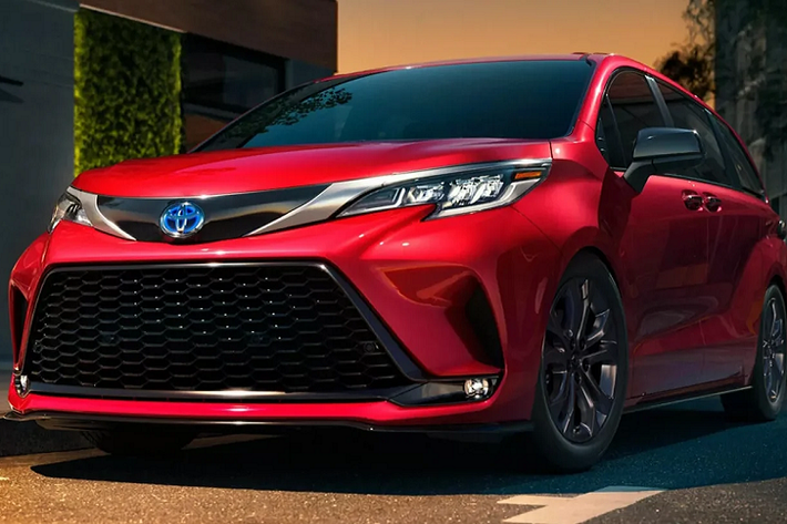 Toyota Sienna 2024 mới vừa ra mắt tại thị trường Mỹ với một số thay đổi về tiện nghi cùng mức giá tăng nhẹ, bổ sung thêm gói XSE Premium mới. Tương tự bản tiền nhiệm, Sienna 2024 được bán ra với các phiên bản LE, XLE, XSE, Woodland Edition, Limited và Platinum.