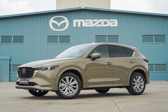 Trang bị an toàn của Mazda CX-5 2023 ở Indonesia bao gồm camera 360 độ, cảm biến đỗ xe phía trước, hỗ trợ phanh khi lùi, hệ thống kiểm soát hành trình bằng radar, cảnh báo lệch làn đường và hỗ trợ giữ làn đường. Chưa rõ xe ở Việt Nam sẽ sử dụng động cơ nào. Tuy nhiên, sẽ không bất ngờ nếu xe tiếp tục dùng 2 loại động cơ xăng SkyActiv-G 4 xi-lanh, dung tích 2.0L và 2.5L như cũ.
