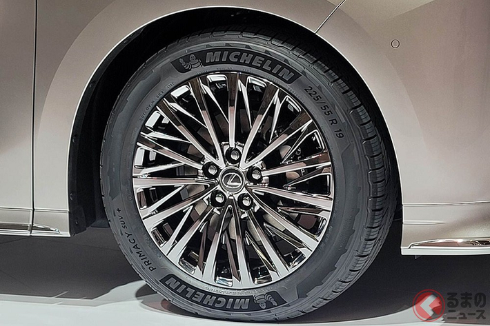 Tương tự ngoại thất, nội thất của Lexus LM 2023 cũng được thổi làn gió mới. Tại thị trường Trung Quốc, mẫu MPV hạng sang này chỉ có cấu hình nội thất 4 chỗ ngồi nhằm tạo sự khác biệt rõ hơn với người anh em Toyota Alphard. Trong khi đó, ở những thị trường khác, Lexus LM 2023 sẽ có cả phiên bản 6 chỗ và 7 chỗ ngồi.