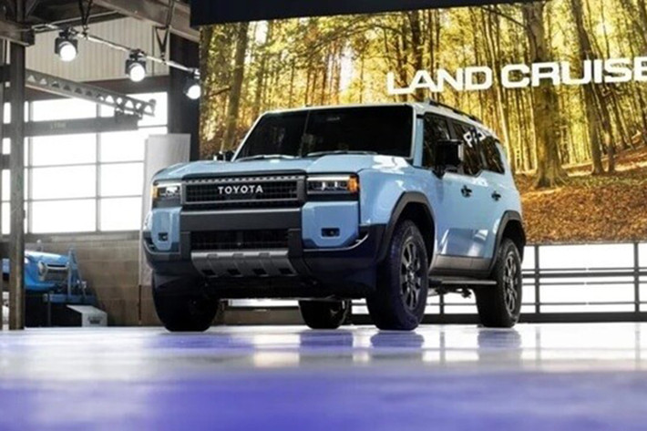 Ông Keita Moritsu còn cho biết, Toyota đang cân nhắc bổ sung phiên bản thuần điện hoặc động cơ pin nhiên liệu hydro cho dòng SUV này. Xe sẽ được lắp ráp tại nhà máy Tahara và Hamura ở Nhật Bản và bán ra vào đầu năm sau, giá xe Land Cruiser Prado 2024 ở Mỹ từ 55.000 USD (khoảng 1,3 tỷ đồng).