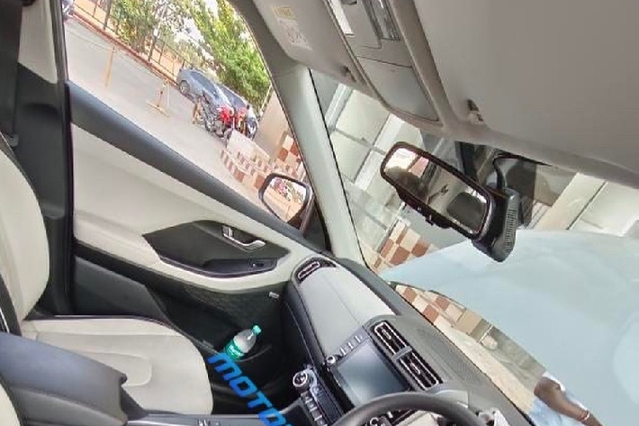 Tất nhiên, để phù hợp với xe điện thì nội thất của mẫu SUV cỡ B này cũng đã được điều chỉnh ở một số chi tiết. Bên trong chiếc SUV điện Hyundai Creta EV 2024 này có vẻ thuộc bản thấp vì chỉ được trang bị màn hình cảm ứng trung tâm 8 inch. Xung quanh màn hình là các nút bấm cơ học và núm xoay để người dùng dễ sử dụng hơn.