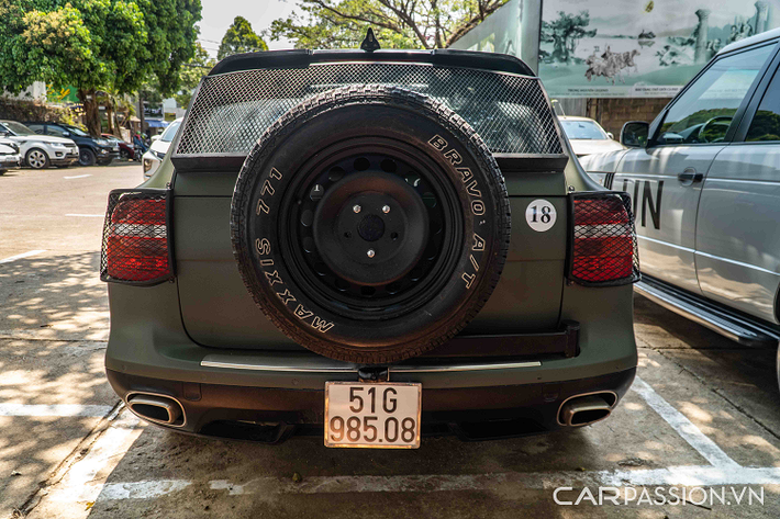 Chưa rõ chiếc Porsche Cayenne số sàn siêu hiếm này sẽ được "vua cà phê Việt" chăm sóc ở Đắk Lắk hay tụ hội với dàn xe tại TP.HCM. Với độ hiếm hoi trên thị trường, chiếc Cayenne 2008 số sàn xứng đáng hiện diện trong bộ sưu tập xe Porsche của ông Đặng Lê Nguyên Vũ.
