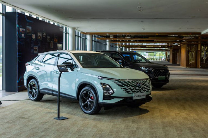 Omoda 5 cũng là mẫu SUV đầu tiên của Chery được áp dụng triết lý thiết kế này. Nhờ đó, Omoda 5 mang trên mình những đường nét thiết kế mượt mà và khí động lực học. Xe có phần lưới tản nhiệt tràn viền cỡ lớn được thiết kế khá táo bạo cùng hệ thống đèn 2 tầng trên đầu xe.