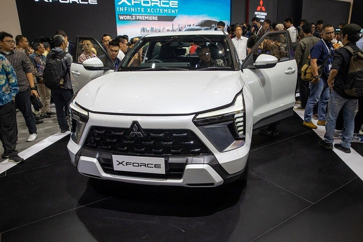 Với Mitsubishi XForce và Hyundai Creta, đầu tiên xét về vóc dáng tổng thể, “tân binh” Mitsubishi XForce sở hữu kích thước DxRxC lần lượt là: 4.390mm x 1.810mm x 1.660 (mm) - nhỉnh hơn về chiều dài, nhưng lại thua đôi chút về chiều rộng so với Hyundai Creta, khi đại diện đến từ Hàn Quốc có “số đo cơ thể” là: 4.315 x 1.790 x 1.660 (mm). Cả hai xe có chiều cao bằng nhau.