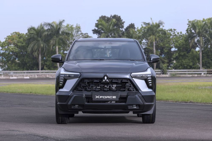 Tuy nhiên đáng chú ý, Mitsubishi XForce 2024 mới lại có khoảng sáng gầm 222mm, trong khi con số này ở Creta chỉ là 200mm. Lợi thế “chân dài cao ráo” chắc chắn sẽ giúp người dùng tự tin leo vỉa hoặc có thể vượt qua những đoạn địa hình xấu, chỗ ngập nước dễ dàng hơn - những kịch bản rất thường gặp đối với những mẫu xe gầm cao cỡ nhỏ trong đô thị.