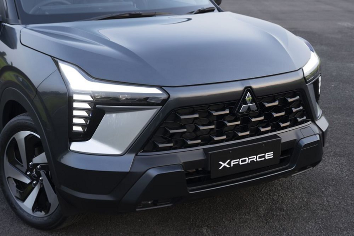 Về sức mạnh vận hành, Mitsubishi lựa chọn cho XForce một cấu hình rất vừa miếng, với động cơ 1.5L MIVEC, cho công suất 105 mã lực và mô-men xoắn 141 Nm. Còn đại diện Hàn Quốc - Hyundai Creta cũng khá tương đồng - sở hữu trái tim SmartStream 1.5L hút khí tự nhiên với sức mạnh cực đại 113 HP và 144 Nm lực kéo. Cả hai mẫu xe đều sử dụng hệ dẫn động cầu trước; hộp số tự động vô cấp và 4 phanh đĩa.