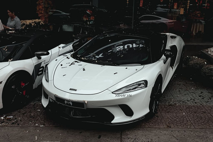 Chiếc McLaren GT đầu tiên tại Việt Nam này được một doanh nghiệp chuyên nhập khẩu siêu xe, xe sang, xe thể thao có tiếng ở TP HCM mạnh tay đưa về nước vào khoảng tháng 4/2021. Sau khoảng hơn 1 năm “nhập tịch” Việt Nam, McLaren GT mới tìm được chủ nhân là một hot girl 9x ở Cần Thơ.