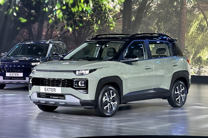 Ở bản cao cấp, mẫu SUV hạng A này được trang bị vành hợp kim 15 inch, phay xước 2 màu. Bản cao cấp cũng có thể đi kèm nóc sơn màu khác biệt với thân xe, tạo ra ngoại hình thời trang hơn. Tại thị trường Ấn Độ, xe có tổng cộng 6 màu trơn và 3 màu phối nóc đen.