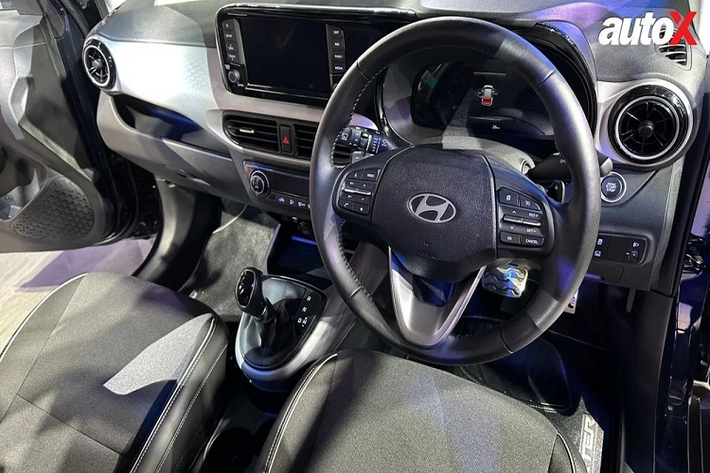 Bên trong xe, gốc gác của mẫu xe SUV Hyundai Exter 2024 được thể hiện khá rõ. Nguyên nhân là bởi nội thất của mẫu xe này khá giống với Hyundai Grand i10 2023 đang bán tại thị trường Ấn Độ.