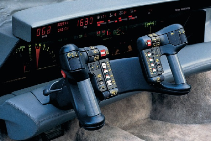 Oldsmobile Incas (1986) Ra mắt vào năm 1986, ý tưởng của chiếc Incas đã thực sự đi đầu trong quá trình đổi mới của ngành công nghiệp tỷ đô này. Ital Design – một công ty thiết kế ô tô nổi tiếng của Ý đã chịu trách nhiệm cho việc phát triển những chiếc Incas này. Phần ghế ngồi được làm giống như một ghế sofa. Bảng điều khiển được lấy cảm hứng từ những chiếc máy bay chiến đấu trong quân đội. Vô lăng được thay thế bằng một cặp tay cầm dọc, bao quanh bởi nhiều nút bấm khác nhau. Các thông số kỹ thuật được hiển thị trên một màn hình rộng trên bảng điều khiển.