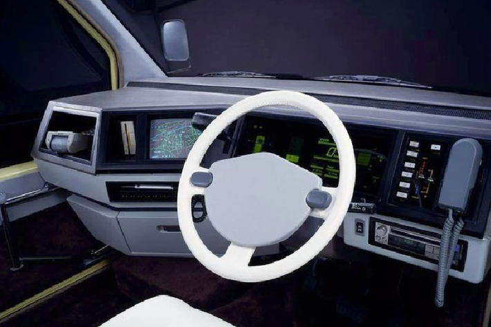 Nissan ComCom (1985) Hãng xe Nissan từng ra mắt chiếc ComCom vào những năm 80 thế kỷ trước nhằm phục vụ vận chuyển hàng hóa. Xe có kiểu dáng hình hộp, với phần nội thất cabin khiến nhiều người liên tưởng đến một văn phòng làm việc thu nhỏ. Người lái xe có thể sử dụng điện thoại gắn sẵn trên bảng điều khiển, GPS hiện thị trên màn hình và máy in hóa đơn.