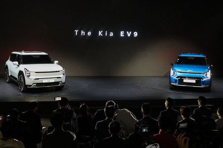 Kia EV9 2024 mới là mẫu SUV thuần điện cỡ lớn đã lần đầu tiên trình làng trong triển lãm Ô tô Seoul 2023 diễn ra vào tháng 4 năm nay. Đến đầu tháng 5/2023, hãng Kia mới chính thức mở bán mẫu xe này ở thị trường nội địa Hàn Quốc.