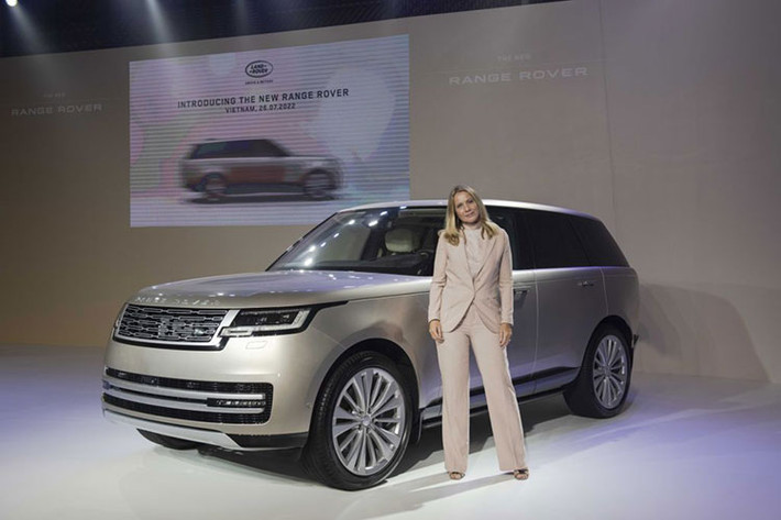 Còn tại Việt Nam, Land Rover Range Rover mới được nhà phân phối chính hãng niêm yết mức giá khởi điểm từ 11,2 23,9 tỷ đồng; đi kèm những tinh hoa xa xỉ và trang bị hiện đại - tiện nghi bậc nhất của thương hiệu chế tạo ôtô Anh Quốc.