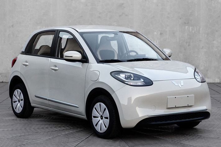Như vậy, xe có kích thước tương đương những mẫu xe hatchback hạng B như Toyota Yaris hay Mazda2. Liên doanh SAIC-GM-Wuling khẳng định Bingo mang đến không gian nội thất rất rộng rãi đối với một mẫu xe cỡ nhỏ nhằm đáp ứng nhu cầu di chuyển của nhiều đối tượng khách hàng hơn.