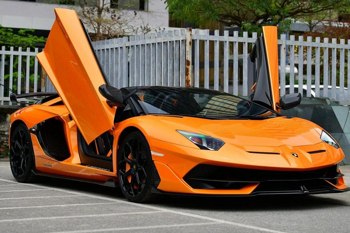 Được biết, chỉ mới về nước được 15 tháng nhưng chiếc siêu xe mui trần Lamborghini Aventador SVJ Roadster màu cam đã qua 2 lần "đò", chủ nhân đầu tiên của xe là 1 đại gia kín tiếng, chỉ biết anh hay lái chiếc xe Lamborghini Aventador SVJ mui trần dạo các con đường ở Sài thành, xe được nhập về nước và thông quan vào tháng 12 năm 2021, ngay lập tức siêu bò đã được cho lăn bánh Sài thành.