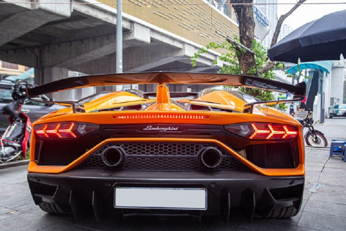 Sự có mặt của Lamborghini Aventador SVJ Roadster càng làm tăng sự đẳng cấp cho công ty nhập khẩu tư nhân này, tuy nhiên, thời điểm tậu xe về, đại gia 9X chỉ muốn trải nghiệm, chưa có ý bán. Mãi đến nay, chiếc siêu xe Lamborghini Aventador SVJ Roadster màu cam mới xuất hiện dày đặc trên các trang mua bán xe cũ.