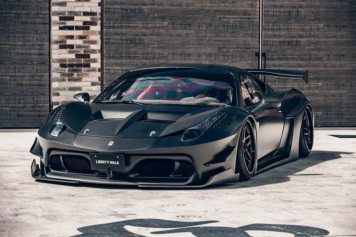 Ferrari 458 Italia là chiếc siêu xe hiệu suất cao có ngoại hình hoàn mỹ và hầu như không cần phải chỉnh sửa gì. Tuy nhiên, với hãng độ Liberty Walk khái niệm này không tồn tại và Liberty Walk đã thực hiện bộ bodykit độc đáo dành riêng cho Ferrari 458 tên gọi Silhouette. Có thể nói đây là bộ bodykit thể hiện rõ chất hoang dã của 458 Challenge.