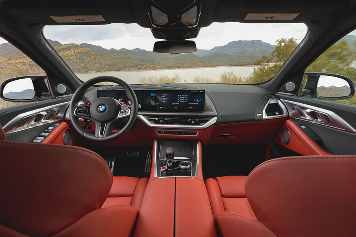 Đáng chú ý, BMW XM 2023 còn được trang bị hệ thống chống lật chủ động với thanh cân bằng điều khiển điện tử tiêu chuẩn và hệ thống đánh lái cầu sau – lần đầu tiên xuất hiện trên mẫu BMW M. BMW XM 2023 sở hữu một ngoại hình được đánh giá là khá táo bạo và cá tính.