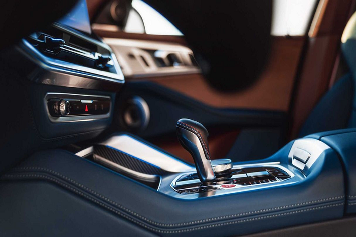 Nhìn ngang hông xe, BMW XM 2023 thu hút sự chú ý với nẹp mạ crôm kéo dài từ chắn bùn trước đến cột C, nối liền với viền nóc. Vòm bánh xe và sườn xe đều được ốp bằng nẹp màu đen bóng. Tay nắm cửa dạng ẩn, mang đến cảm giác liền mạch và nuột nà.