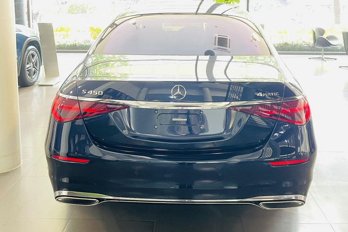 Cụ thể, chiếc sedan của nhà “ngôi sao ba cánh” được trang bị 2 màn hình giải trí 11,6 inch gắn ở tựa lưng ghế trước, máy tính bảng đặt trong bệ tỳ tay, ghế sau có đủ sưởi/làm mát và massage. Nếu muốn sở hữu những tiện ích như trên trên BMW 7-Series 2023, khách hàng phải mua bản 735i Pure Excellence, giá 5,339 tỷ đồng, nhưng vẫn thiếu màn hình giải trí.