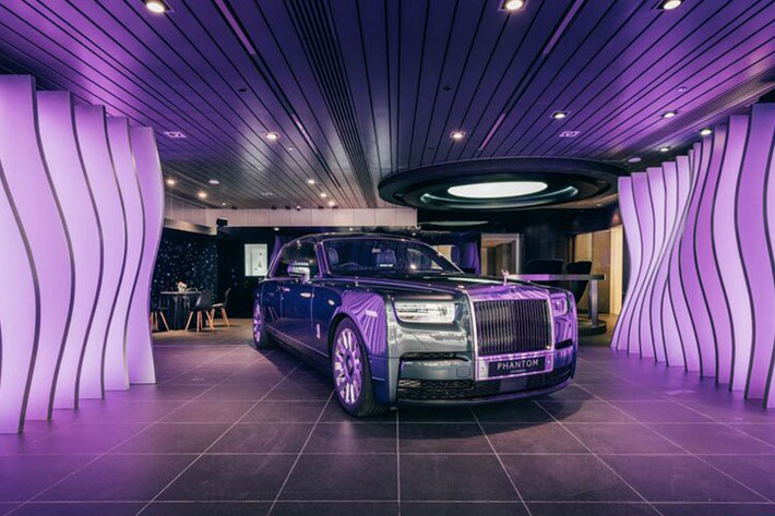 Mới đây, những hình ảnh về một chiếc Rolls-Royce Phantom Tempus siêu sang bản giới hạn chỉ sản xuất 20 xe trên thế giới được trưng bày trong 1 khu mua sắm sầm uất ở Thái Lan đã nhận được sự quan tâm không nhỏ của giới mê xe nước này.