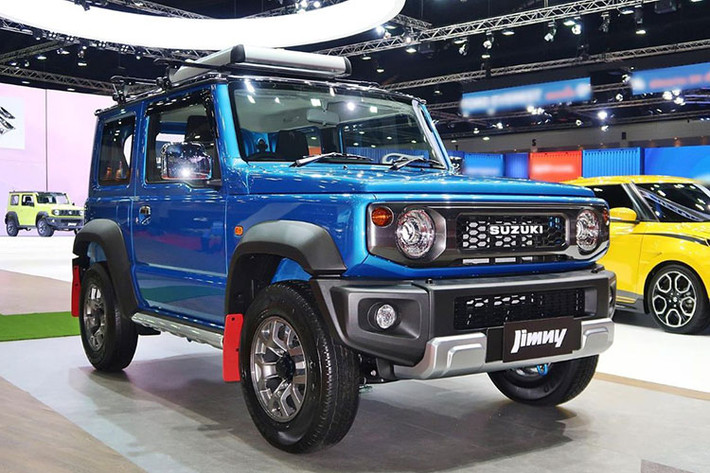Suzuki Jimmy 2023 mới trưng bày tại triển lãm là phiên bản 3 cửa với chỗ ngồi 2+2 và chỉ được bán giới hạn 50 chiếc tại thị trường Thái Lan. Xe vẫn giữ nguyên thiết kế vuông vức nhỏ gọn, xung quanh xe được ốp nhựa tránh trầy xước khi đi off-road,...