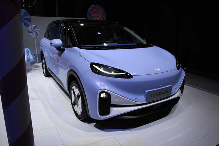 Tại triển lãm ô tô Thượng Hải 2023, không chỉ có các mẫu xe dành cho số đông, xe concept hay xe địa hình chỉ dành riêng cho đấng mày râu, mà còn có sự xuất hiện của một mẫu xe điện dành cho chị em, cụ thể hơn, xe chuyên dụng cho các bà mẹ bỉm sữa, đó là Polar Fox Koala 2023 mới.