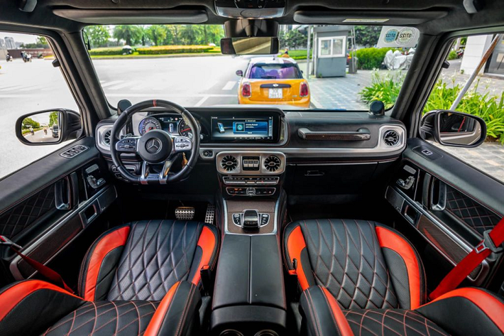 Dù đã qua nhiều năm sử dụng nhưng tổng thể khoang nội thất của chiếc Mercedes-AMG G63 Edition 1 này vẫn giữ được vẻ sang trọng, hiện đại. Chỉ có một số chi tiết như da ghế, bề mặt da ở vô-lăng, táp-lô có dấu hiệu bị nhăn nhưng vẫn được xem là khá mới.