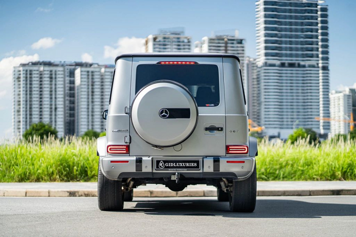 Về ngoại thất, nhìn chung chiếc Mercedes-AMG G63 Edition 1 2019 này vẫn giữ nguyên sự hầm hố và cá tính vốn có của mình. Xe vẫn nổi bật với những chi tiết quen thuộc như cản trước và các hốc hút gió cỡ lớn, lưới tản nhiệt hình thang Panamerica, cụm đèn pha LED dạng tròn.