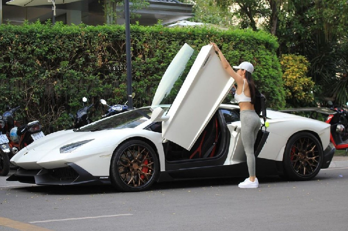 Trải qua nhiều đời chủ, trong đó, có 1 chủ nhân từng sở hữu chiếc siêu xe Lamborghini Aventador mang gói độ LP720-4 50º Anniversario độc nhất Việt Nam này - đó chính là hot girl nổi tiếng, cô gái ấy được biết đến với biệt danh Jessie Lương.