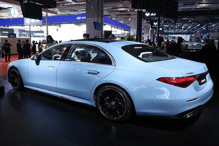 Tại thị trường Trung Quốc, mẫu xe sang Mercedes-Benz S-Class Ingenious High-end Edition có 2 phiên bản là S 450 L 4Matic Haute Couture Edition và S 500 L 4Matic Haute Couture Edition. Giá bán tương ứng của 2 phiên bản này là 1.441.800 Nhân dân tệ (khoảng 4,93 tỷ đồng) và 2.002.000 Nhân dân tệ (6,84 tỷ đồng).
