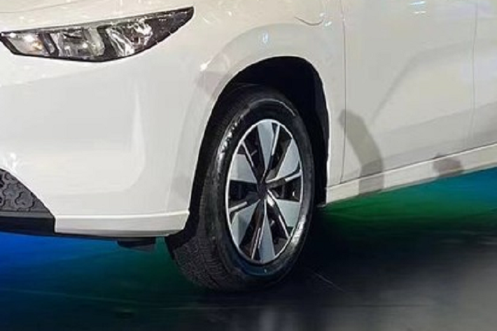 Đằng sau xe có đèn hậu kiểu xuyên thấu cũng đang là xu hướng thịnh hành hiện nay, điểm nhấn có dải trang trí màu xanh lá cây trông rất cá tính, thể hiện đây là mẫu xe điện, thân thiện với môi trường.