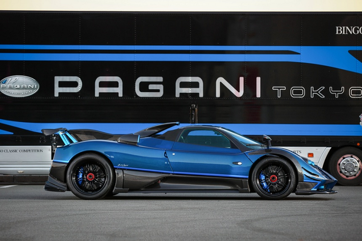 Zonda Kiryu bổ sung cánh gió phụ ở cản trước, hốc lấy gió ở phần mui xe, cửa gió phía sau khoang lái, cánh gió cỡ lớn, khuếch tán gió cản sau... Toàn bộ phần thân vỏ của Zonda Kiryu làm từ carbon với ánh xanh đặc trưng Blu Tricolore do Pagani phát triển.
