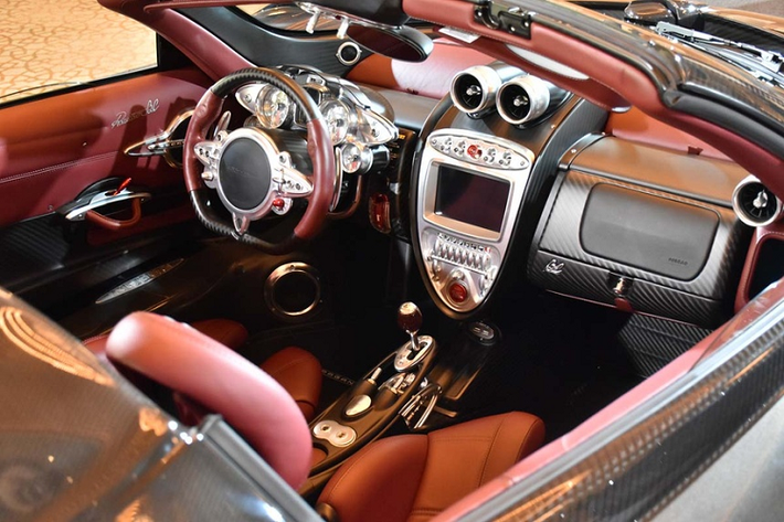 Trên toàn thế giới chỉ có 40 xe Pagani Huayra Roadster BC. Nội thất Pagani Huayra Roadster BC mang phong cách tương lai với hàng loạt các phím bấm cùng vật liệu cao cấp hàng đầu. Pagani Huayra Roadster BC sở hữu khối động cơ V12 twin-turbo 6.0L do AMG thực hiện thủ công, sản sinh công suất tối đa 802 mã lực và mô-men xoắn cực đại 1.050 Nm.