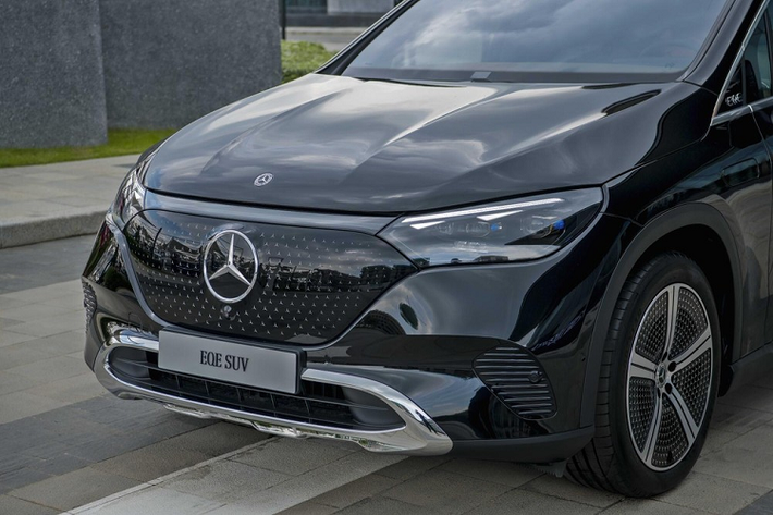 Khung gầm của Mercedes-Benz EQE 500 4MATIC mới có trục bốn liên kết ở phía trước và hệ thống treo đa liên kết độc lập ở phía sau, mang đến cảm giác lái linh hoạt ngay ở phiên bản tiêu chuẩn nhờ cấu tạo trục bánh xe ngắn với chiều dài cơ sở 3.030mm kết hợp hệ thống treo tương ứng. Cụm chuyển đổi Dynamic Select với nhiều chế độ vận hành có sẵn như Eco, Comfort, Sport và Individual...