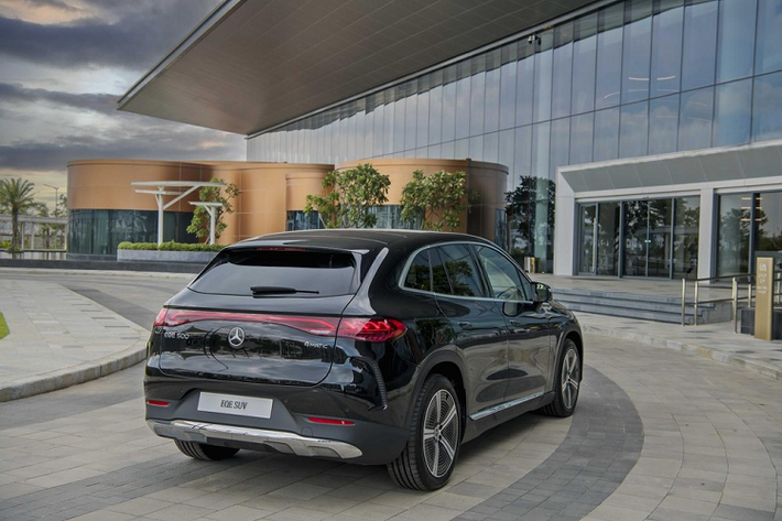 Khác với 2 dòng xe EQB và EQS SUV, ngoại hình của Mercedes-Benz EQE SUV được lựa chọn với gói thiết kế Electric Art tại thị trường Việt Nam, thay đổi rõ nét so với hình dáng AMG Line thường thấy. Mặt tản nhiệt Black Panel màu đen phủ bóng, với các họa tiết trang trí hình ngôi sao ba cánh 3D nổi bật. Ngoài ra, mâm xe Mercedes-Benz EQE SUV có kích thước 20-inch với nan 5 chấu và thiết kế tối ưu hoá khí động học khiến chiếc SUV này càng thêm bề thế.