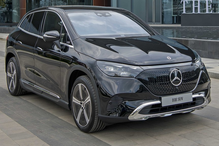 Khách hàng có rất nhiều sự lựa chọn bộ áo cho Mercedes-Benz EQE 500 4Matic với tổng cộng 7 màu chính như Trắng Polar, Đen Obsidian, Nâu Velvet, Xanh Sodalite, Bạc High-tech, Xanh Emerald, Xám Selenite. Mercedes-Benz EQE 500 4Matic chạy điện là một trong những mẫu xe rộng rãi nhất trong phân khúc SUV thuần điện hạng sang cỡ trung. Cụ thể, xe có các số đo chi tiết bao gồm chiều dài, rộng, cao lần lượt là 4.874mm x 1.920mm x 1.677mm.