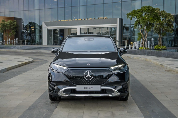 Mới đây, Mercedes-Benz Việt Nam đã đồng loạt cho ra mắt 3 mẫu xe mới là EQB, EQE SUV và EQS SUV, trong số này, Mercedes-Benz EQE SUV 2024 mới nhận được nhiều sự quan tâm vì là mẫu SUV cỡ trung có giá bán khá hấp dẫn chỉ 4 tỷ đồng. Xe thuộc bản 500 4Matic và là phiên bản SUV 5 chỗ của dòng sedan hạng sang EQE. Chiếc SUV cỡ trung thừa hưởng những cải tiến của phiên bản sedan nhưng được tinh chỉnh linh hoạt hơn.
