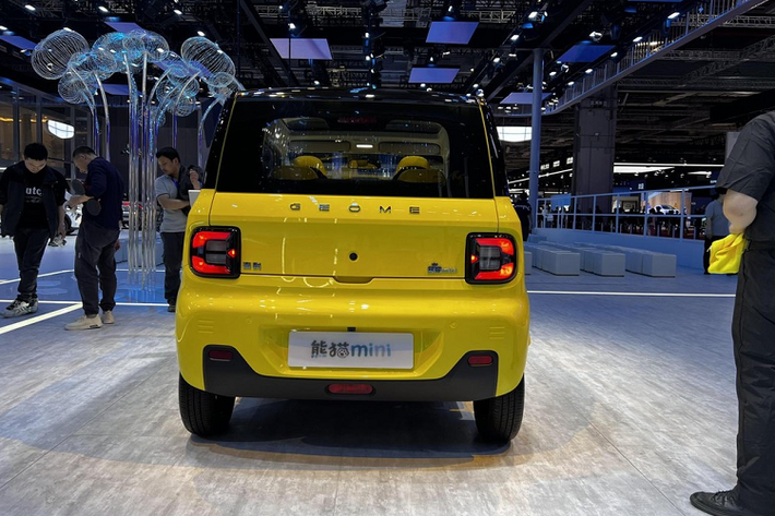 Geely cho biết họ chỉ sản xuất giới hạn Panda Mini Little Yellow Duck Limited Edition, điều này được xem rằng hãng xe Trung Quốc muốn kích thích sự tò mò, mua sắm của khách hàng, vì nếu không nhanh tay mua, hãng sẽ không sản xuất nữa.