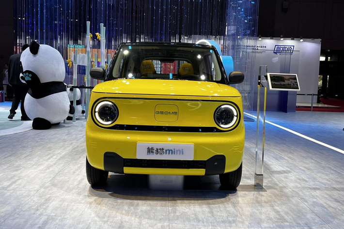 Geely là 1 trong những tập đoàn xe ôtô hàng đầu tại Trung Quốc, họ có nhiều thương hiệu con rất nổi tiếng, 1 trong số đó là Geely Panda Mini chạy điện, 1 lời tuyên chiến với Wuling Hongguang Mini EV, mẫu ôtô điện đô thị bán chạy nhất tại thị trường Trung Quốc trong nhiều năm qua.