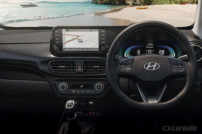 Khu vực táp lô và vô lăng của Hyundai Exter được đánh giá là khá tương đồng với Grand i10 Nios ngoại trừ một số điểm nhấn riêng. Chiếc SUV được trang bị cụm đồng hồ kỹ thuật số toàn diện (xoay quanh màn TFT 4,2 inch), màn cảm ứng 8 inch, vô lăng ba chấu tích hợp các phím chức năng, cửa gió điều hòa cho hàng ghế phía sau, tính năng khởi động bằng nút bấm, camera hành trình và nhiều tính năng khác.