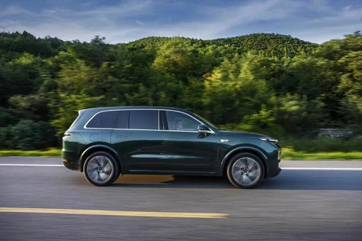 Li Auto có dải sản phẩm rất thú vị, và SUV Li Auto L9 chạy điện là át chủ bài của hãng. Mới đây Li Auto L9 Pro cũng đã ra mắt, nó chỉ mới vừa được giới thiệu tại thị trường Trung Quốc, là phiên bản giá rẻ của chiếc Li Auto L9 Max ra mắt vào 1 năm trước.
