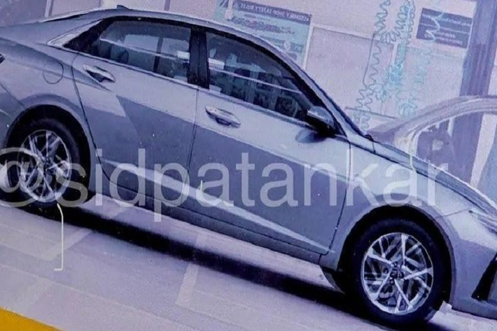 Ở khu vực đầu xe, Hyundai Accent 2023 được trang bị hệ thống đèn 2 tầng hoàn toàn mới. Trong đó, dải đèn LED định vị ban ngày được thiết kế nằm vắt ngang trên đầu xe, sát với nắp ca-pô, tương tự Hyundai Staria, Grandeur và Kona thế hệ mới. Nằm bên dưới là đèn pha LED mới với thiết kế nhỏ gọn và đèn sương mù nhỏ, tích hợp vào lưới tản nhiệt.