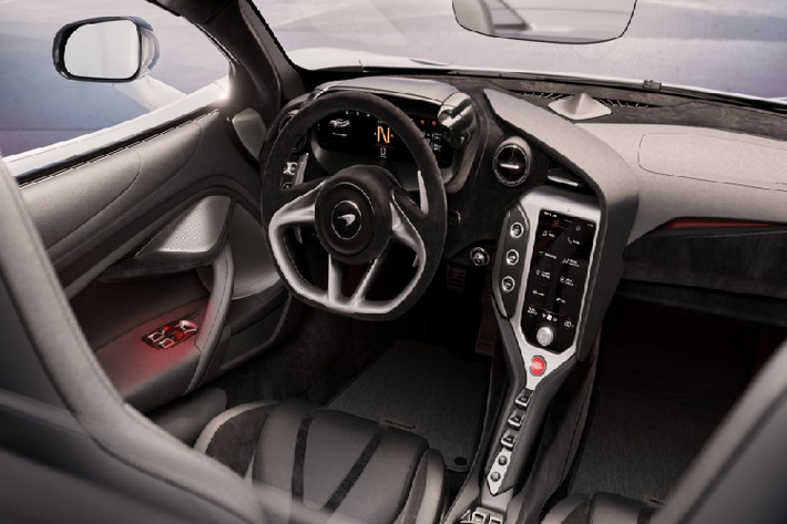Nội thất của McLaren 750S là sự kết hợp giữa công nghệ tân tiến với những chất liệu tinh xảo, nhưng điều quan trọng hơn tất cả chính là thiết kế tiếp tục hơn nữa tôn chỉ tập trung vào trải nghiệm cho người lái. Trọng tâm của trải nghiệm lái là những màn hình mới – hiển thị thông tin và các công cụ, với màn hình công cụ gắn kết và di chuyển theo cột vô-lăng.