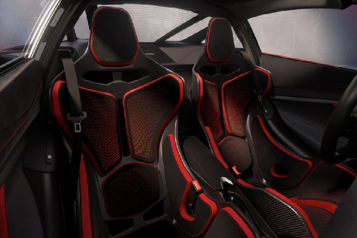 Cụ thể, McLaren750S có độ bám đường tốt hơn – được hỗ trợ bởi rãnh trước rộng hơn 6 mm và thiết kế hình học mới cho hệ thống treo – và hệ thống lái điện – thuỷ lực của McLaren, được công nhận rộng rãi về độ chính xác và phản hồi rõ ràng, giờ đây có tỉ số đánh lái nhanh hơn và được hỗ trợ bởi bơm trợ lực mới.